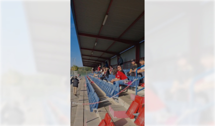 Aficionados esperan a que empiece el primer entrenamiento de Jagoba como técnico de Osasuna