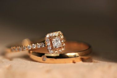 Anillo de pedida con diamantes de BIJOYA