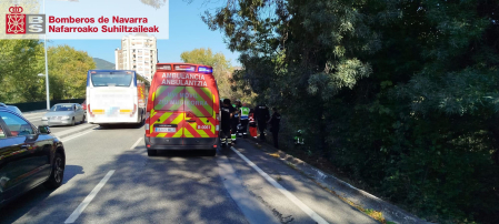 Una ambulancia y efectivos de emergencias, en el lugar del accidente en la cuesta de Beloso