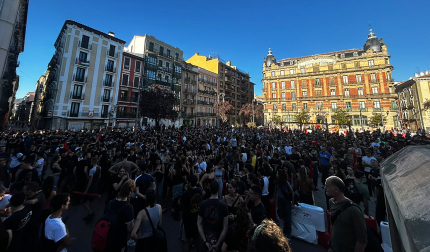 La Plaza de San Francisco abarrotada con los jóvenes convocados contra la visita de Vito Quiles a Pamplona