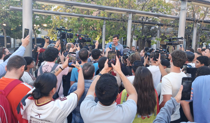 Cientos de personas escuchan a Vito Quiles en la plaza de Yamaguchi