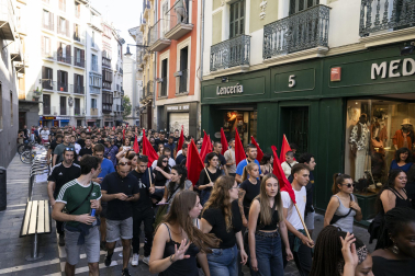 Cientos de personas se manifestaron en el Casco Viejo de Pamplona contra la visita de Quiles a la capital navarra