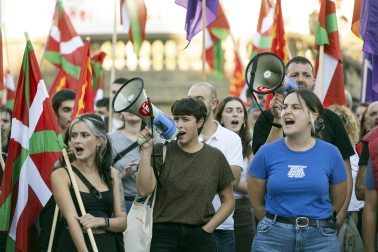 Cientos de personas se manifestaron en el Casco Viejo de Pamplona contra la visita de Quiles a la capital navarra