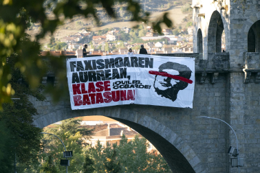 Cientos de personas se manifestaron en el Casco Viejo de Pamplona contra la visita de Quiles a la capital navarra