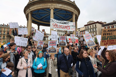 Al grito de "¡Menos promesas, más soluciones!", cientos de personas se han concentrado este sábado a las doce del mediodía en la plaza del Castillo de Pamplona para reclamar una solución a las 108 familias adjudicatarias de las VPO y VPT de Maristas, cuyas obras están paralizadas tras la renuncia de la constructora.