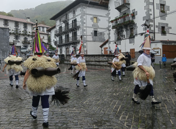Joaldunak de Zubieta e Ituren, este sábado en la plaza de Leitza.