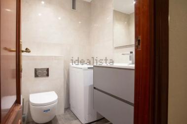Baño reformado con lavadora de carga superior