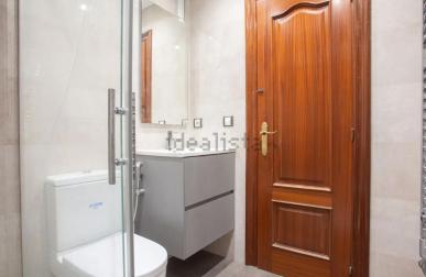 Baño reformado con una amplia ducha