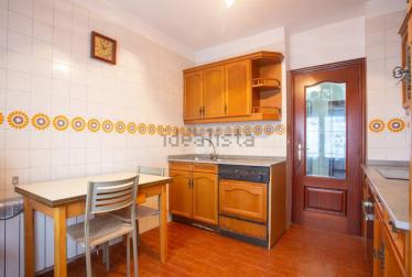 Frontal secundario de la cocina, con fregadera y lavaplatos