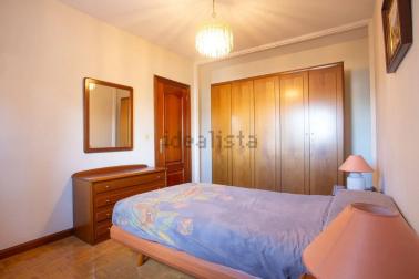 Dormitorio con armario empotrado