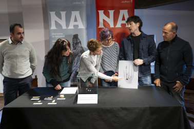 Fotos de los restos humanos más antiguos hasta la fecha encontrados en Navarra en la cueva de Abauntz