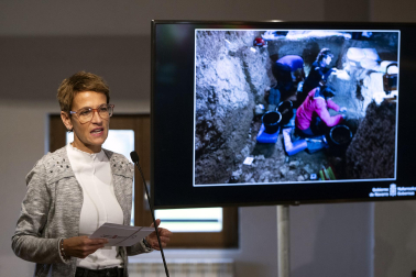 Fotos de los restos humanos más antiguos hasta la fecha encontrados en Navarra en la cueva de Abauntz