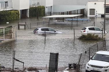 Inundaciones en la zona de la playa de Terranova en la localidad de Oliva este lunes