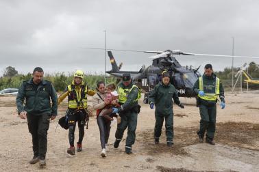Un helicóptero de Salvamento Marítimo ha rescatado este lunes en la localidad de Oliva, en la comarca valenciana de la Safor, una de las más afectadas por la dana Adam, a ocho adultos, un niño, un bebé y un perro