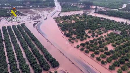 Captura de video de una zona inundada durante el reconocimiento de vehículos por parte del GEAS y el Servicio aéreo en la localidad de Pego (Alicante) para verificar que no hay personas en su interior con motivo del desbordamiento de barrancos debido a la Dana Adam