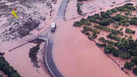 Captura de video de una zona inundada durante el reconocimiento de vehículos por parte del GEAS y el Servicio aéreo en la localidad de Pego (Alicante) para verificar que no hay personas en su interior con motivo del desbordamiento de barrancos debido a la Dana Adam