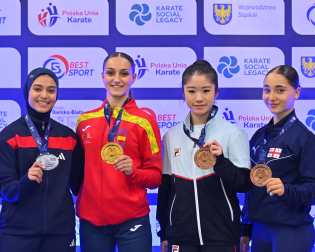 Jana Kassem, la campeona española Candela Peña, Anais Cayla y Anastasia Chaphidze, en el podio mundial de kata femenina cadete