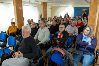 Imagen de los asistentes a la mesa redonda celebrada en el Centro Cívico Rúa