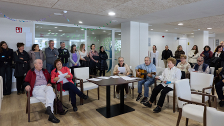 Durante el acto de inauguración usuarios y familiares del centro de día han entonado la canción de 'Clavelitos', acompañados a la guitarra por Enrique Jimeno Velasco, uno de los usuarios