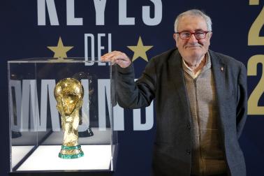 Luis Sabalza, presidente de Club Atlético Osasuna, junto a la Copa del Mundo ubicada en Baluarte.