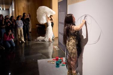 Fotos del pase gráfico de la pieza 'Resonancias' en el Museo Universidad de Navarra