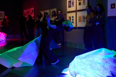 Fotos del pase gráfico de la pieza 'Resonancias' en el Museo Universidad de Navarra