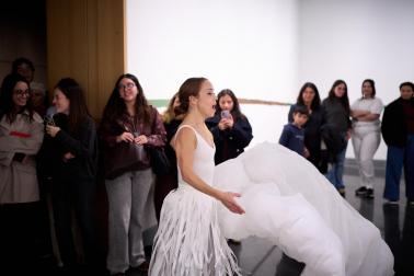Fotos del pase gráfico de la pieza 'Resonancias' en el Museo Universidad de Navarra