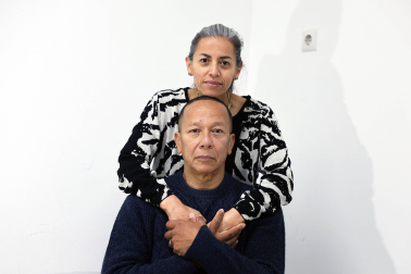 Bernardo Mosquera, de 61 años, y Sandra Pañuela, de 50, fueron desahuciados en 2014. Doce años después, siguen sin tener una vivienda propia y viven en una habitación alquilada.