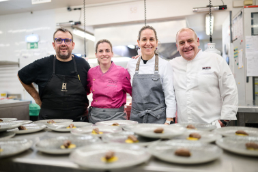 De izda a dcha: Luis Salcedo (Casa Remigio), María Martínez (Enekorri), Haizea Luzuriaga (Donamaria`ko Benta) y Nicolás Ramírez (Túbal), en el Hotel Tres Reyes de Pamplona.