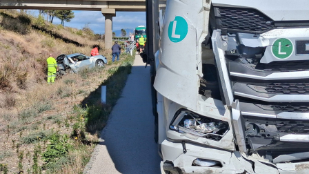 Dos mujeres que viajaban en un vehículo este viernes a mediodía por la AP-15 en dirección sur (Zaragoza) a la altura de Olite han resultado ilesas tras haberse bajado del coche, averiado en un carril, y que ha recibido el impacto del camión que circulaba por detrás.