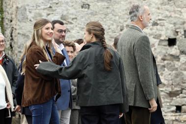 La princesa Leonor y la infanta Sofía junto al rey Felipe VI y el presidente de Asturias, Adrián Barbón, visitan la localidad asturiana de Llanes donde este sábado, entregan el Premio al Pueblo Ejemplar de Asturias 2026 a la Cofradía de Pescadores Santa Ana, distinguida por su trabajo en favor de la sostenibilidad, la innovación, la solidaridad, el estudio y la difusión de la cultura pesquera, y la eficiencia en su modelo de gestión.
