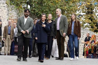 La princesa Leonor y la infanta Sofía junto al rey Felipe VI y el presidente de Asturias, Adrián Barbón, visitan la localidad asturiana de Llanes donde este sábado, entregan el Premio al Pueblo Ejemplar de Asturias 2026 a la Cofradía de Pescadores Santa Ana, distinguida por su trabajo en favor de la sostenibilidad, la innovación, la solidaridad, el estudio y la difusión de la cultura pesquera, y la eficiencia en su modelo de gestión.