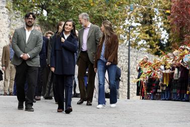 La princesa Leonor y la infanta Sofía junto al rey Felipe VI y el presidente de Asturias, Adrián Barbón, visitan la localidad asturiana de Llanes donde este sábado, entregan el Premio al Pueblo Ejemplar de Asturias 2026 a la Cofradía de Pescadores Santa Ana, distinguida por su trabajo en favor de la sostenibilidad, la innovación, la solidaridad, el estudio y la difusión de la cultura pesquera, y la eficiencia en su modelo de gestión.