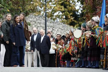 La princesa Leonor y la infanta Sofía junto al rey Felipe VI y el presidente de Asturias, Adrián Barbón, visitan la localidad asturiana de Llanes donde este sábado, entregan el Premio al Pueblo Ejemplar de Asturias 2026 a la Cofradía de Pescadores Santa Ana, distinguida por su trabajo en favor de la sostenibilidad, la innovación, la solidaridad, el estudio y la difusión de la cultura pesquera, y la eficiencia en su modelo de gestión.
