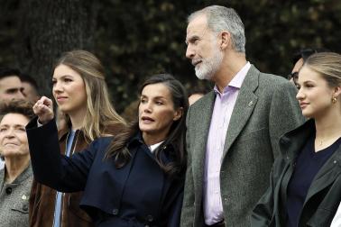 La princesa Leonor y la infanta Sofía junto al rey Felipe VI y el presidente de Asturias, Adrián Barbón, visitan la localidad asturiana de Llanes donde este sábado, entregan el Premio al Pueblo Ejemplar de Asturias 2026 a la Cofradía de Pescadores Santa Ana, distinguida por su trabajo en favor de la sostenibilidad, la innovación, la solidaridad, el estudio y la difusión de la cultura pesquera, y la eficiencia en su modelo de gestión.