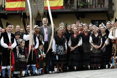 La princesa Leonor y la infanta Sofía junto al rey Felipe VI y el presidente de Asturias, Adrián Barbón, visitan la localidad asturiana de Llanes donde este sábado, entregan el Premio al Pueblo Ejemplar de Asturias 2026 a la Cofradía de Pescadores Santa Ana, distinguida por su trabajo en favor de la sostenibilidad, la innovación, la solidaridad, el estudio y la difusión de la cultura pesquera, y la eficiencia en su modelo de gestión.