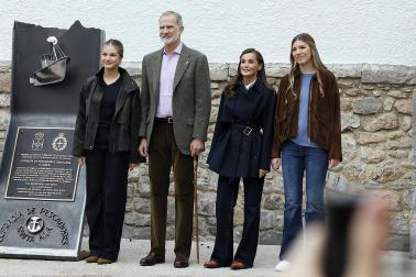 La princesa Leonor y la infanta Sofía junto al rey Felipe VI y el presidente de Asturias, Adrián Barbón, visitan la localidad asturiana de Llanes donde este sábado, entregan el Premio al Pueblo Ejemplar de Asturias 2026 a la Cofradía de Pescadores Santa Ana, distinguida por su trabajo en favor de la sostenibilidad, la innovación, la solidaridad, el estudio y la difusión de la cultura pesquera, y la eficiencia en su modelo de gestión.