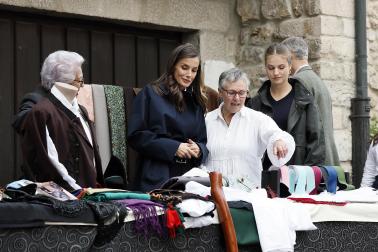 La princesa Leonor y la infanta Sofía junto al rey Felipe VI y el presidente de Asturias, Adrián Barbón, visitan la localidad asturiana de Llanes donde este sábado, entregan el Premio al Pueblo Ejemplar de Asturias 2026 a la Cofradía de Pescadores Santa Ana, distinguida por su trabajo en favor de la sostenibilidad, la innovación, la solidaridad, el estudio y la difusión de la cultura pesquera, y la eficiencia en su modelo de gestión.
