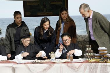 La princesa Leonor y la infanta Sofía junto al rey Felipe VI y el presidente de Asturias, Adrián Barbón, visitan la localidad asturiana de Llanes donde este sábado, entregan el Premio al Pueblo Ejemplar de Asturias 2026 a la Cofradía de Pescadores Santa Ana, distinguida por su trabajo en favor de la sostenibilidad, la innovación, la solidaridad, el estudio y la difusión de la cultura pesquera, y la eficiencia en su modelo de gestión.