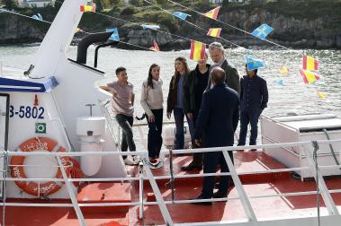 La princesa Leonor y la infanta Sofía junto al rey Felipe VI y el presidente de Asturias, Adrián Barbón, visitan la localidad asturiana de Llanes donde este sábado, entregan el Premio al Pueblo Ejemplar de Asturias 2026 a la Cofradía de Pescadores Santa Ana, distinguida por su trabajo en favor de la sostenibilidad, la innovación, la solidaridad, el estudio y la difusión de la cultura pesquera, y la eficiencia en su modelo de gestión.