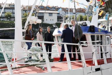 La princesa Leonor y la infanta Sofía junto al rey Felipe VI y el presidente de Asturias, Adrián Barbón, visitan la localidad asturiana de Llanes donde este sábado, entregan el Premio al Pueblo Ejemplar de Asturias 2026 a la Cofradía de Pescadores Santa Ana, distinguida por su trabajo en favor de la sostenibilidad, la innovación, la solidaridad, el estudio y la difusión de la cultura pesquera, y la eficiencia en su modelo de gestión.