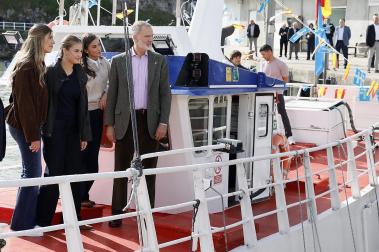 La princesa Leonor y la infanta Sofía junto al rey Felipe VI y el presidente de Asturias, Adrián Barbón, visitan la localidad asturiana de Llanes donde este sábado, entregan el Premio al Pueblo Ejemplar de Asturias 2026 a la Cofradía de Pescadores Santa Ana, distinguida por su trabajo en favor de la sostenibilidad, la innovación, la solidaridad, el estudio y la difusión de la cultura pesquera, y la eficiencia en su modelo de gestión.