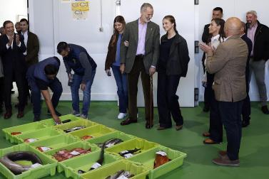 La princesa Leonor y la infanta Sofía junto al rey Felipe VI y el presidente de Asturias, Adrián Barbón, visitan la localidad asturiana de Llanes donde este sábado, entregan el Premio al Pueblo Ejemplar de Asturias 2026 a la Cofradía de Pescadores Santa Ana, distinguida por su trabajo en favor de la sostenibilidad, la innovación, la solidaridad, el estudio y la difusión de la cultura pesquera, y la eficiencia en su modelo de gestión.