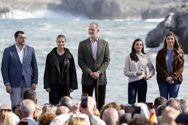 La princesa Leonor y la infanta Sofía junto al rey Felipe VI y el presidente de Asturias, Adrián Barbón, visitan la localidad asturiana de Llanes donde este sábado, entregan el Premio al Pueblo Ejemplar de Asturias 2026 a la Cofradía de Pescadores Santa Ana, distinguida por su trabajo en favor de la sostenibilidad, la innovación, la solidaridad, el estudio y la difusión de la cultura pesquera, y la eficiencia en su modelo de gestión.
