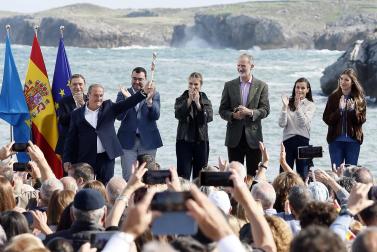La princesa Leonor y la infanta Sofía junto al rey Felipe VI y el presidente de Asturias, Adrián Barbón, visitan la localidad asturiana de Llanes donde este sábado, entregan el Premio al Pueblo Ejemplar de Asturias 2026 a la Cofradía de Pescadores Santa Ana, distinguida por su trabajo en favor de la sostenibilidad, la innovación, la solidaridad, el estudio y la difusión de la cultura pesquera, y la eficiencia en su modelo de gestión.