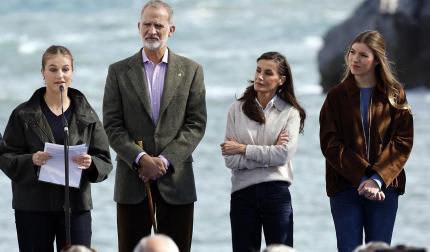 La princesa Leonor y la infanta Sofía junto al rey Felipe VI y el presidente de Asturias, Adrián Barbón, visitan la localidad asturiana de Llanes donde este sábado, entregan el Premio al Pueblo Ejemplar de Asturias 2026 a la Cofradía de Pescadores Santa Ana, distinguida por su trabajo en favor de la sostenibilidad, la innovación, la solidaridad, el estudio y la difusión de la cultura pesquera, y la eficiencia en su modelo de gestión.