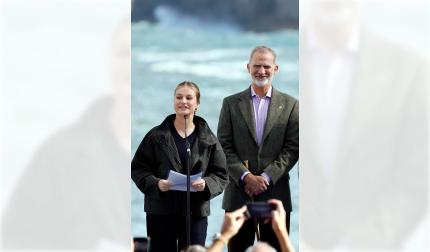La princesa Leonor y la infanta Sofía junto al rey Felipe VI y el presidente de Asturias, Adrián Barbón, visitan la localidad asturiana de Llanes donde este sábado, entregan el Premio al Pueblo Ejemplar de Asturias 2026 a la Cofradía de Pescadores Santa Ana, distinguida por su trabajo en favor de la sostenibilidad, la innovación, la solidaridad, el estudio y la difusión de la cultura pesquera, y la eficiencia en su modelo de gestión.