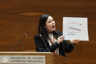 Leire Mlinero Alonso, de Miravalles- El Redín muestra una gráfica en su turno de refutación.