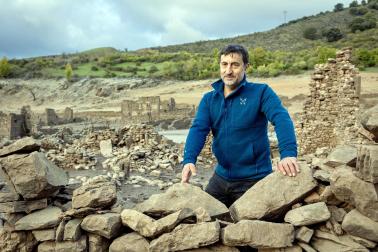 Los restos del antiguo pueblo de Mansilla han quedado parcialmente al descubierto tras el descenso del nivel del embalse, aunque todavía permanecen zonas bajo el agua