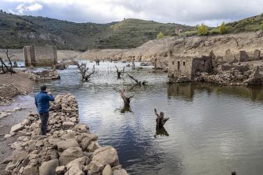 Los restos del antiguo pueblo de Mansilla han quedado parcialmente al descubierto tras el descenso del nivel del embalse, aunque todavía permanecen zonas bajo el agua